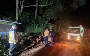 Pasca Longsor Akibat Gempa, Basuki Hadimuljono Pastikan Jalur Cianjur-Cipanas Dibuka Kembali Siang Ini