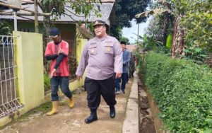 Sisir Perkampungan, Polisi di Purwakarta Berpatroli dengan Berjalan Kaki