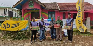 Penyerahan Logistik Kepada Warga Terdampak Gempa di Perbatasan Cianjur-Sukabumi