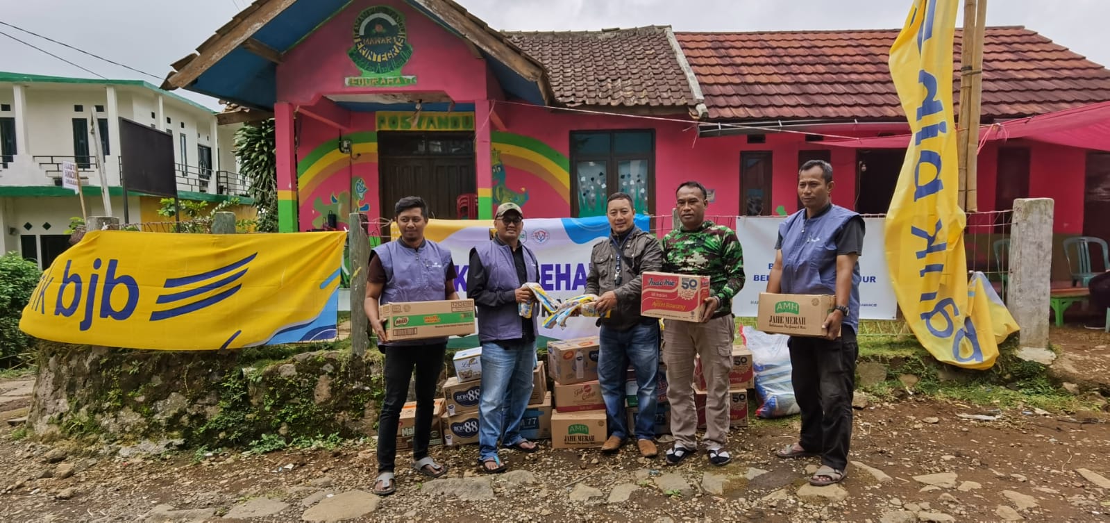 Penyerahan Logistik Kepada Warga Terdampak Gempa di Perbatasan Cianjur-Sukabumi