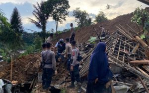 Mensos Risma Upayakan Pemulihan Trauma Healing Korban Gempa Cianjur