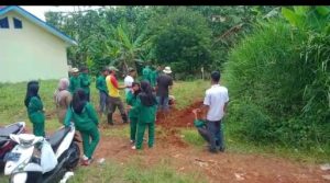 Siswa SMKN 1 Cikalongkulon Praktek Mengelola Tanah