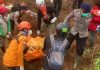 TIm SAR gabungan melakukan evakuasi korban gempa Cianjur yang tertimbun longsoran tanah