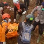 TIm SAR gabungan melakukan evakuasi korban gempa Cianjur yang tertimbun longsoran tanah