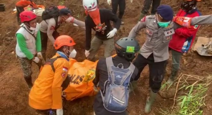 TIm SAR gabungan melakukan evakuasi korban gempa Cianjur yang tertimbun longsoran tanah