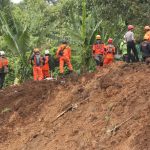 Tim SAR gabungan melakukan pencarian korban gempa Cianjur