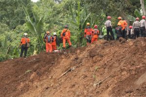 Tim SAR gabungan melakukan pencarian korban gempa Cianjur