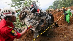 Tim gabungan melakukan evakuasi korban gempa Cianjur