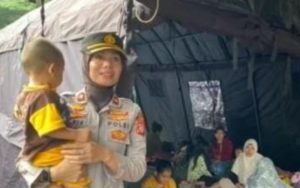 Momen Haru saat Wakapolres Cianjur Gendong Balita di Tenda Pengungsian