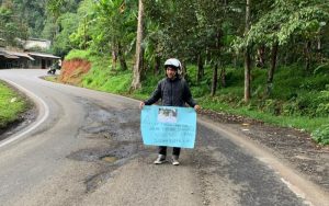 Baru Dua Bulan Rusak, GMNI Cianjur Minta Proyek Jalan Cibeber-Sukanagara Diusut