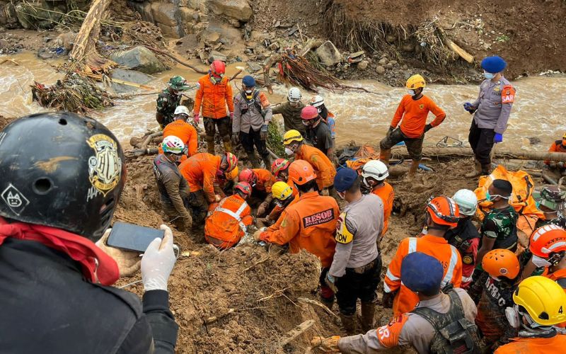 Proses evakuasi korban longsor akibat gempa Cianjur.