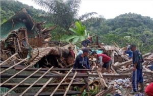 Warga yang Rumahnya Rusak Akibat Longsor di Bungbulang Garut akan dapat Bantuan Rp50 Juta