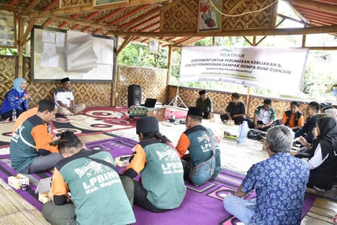 Yayasan Nusantara Mandiri Hijau (Nusahima) gelar pelatihan assessment untuk penanganan dampak gempa bumi bagi relawan di Kabupaten Cianjur. (Foto: Mul/JabarNews)