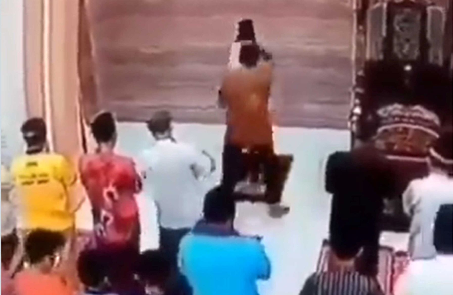 Aksi pemukulan terhadap imam masjid di Bekasi