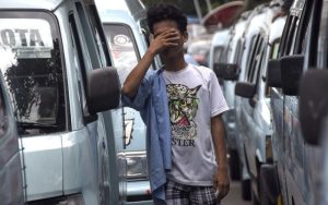 Protes Jalan Rusak, Sopir Angkot di Sukabumi Mogok Beroperasi