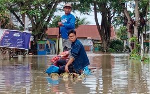 Korban Banjir Serdang Bedagai Gunakan Batang Pisang Jadi Perahu Darurat
