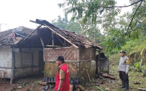 Waduh! Angin Puting Beliung Acak-acak Rumah Warga di Sukanagara Cianjur