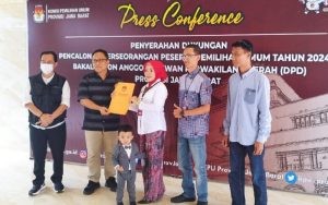 Siapa Sangka? Ibu Muda Ini Bawa Anak ke KPU Jabar, Ternyata Calon Senator