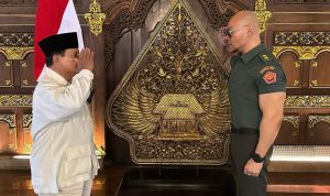 Deddy Corbuzier bersama Menhan Prabowo usai mendapat pangkat Letkol Tituler.