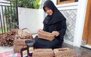 Ditangan Dara Cantik Asal Purwakarta Ini, Eceng Gondok Disulap Jadi Kerajinan Tangan