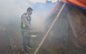 Cegah Penyakit DBD Pasca Gempa Cianjur, Tenda Pengungsian di Warungkondang Disemprot Fooging