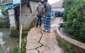 Menyambangi Warga Cileungsi di Cugenang Pasca Gempa Cianjur: Pengungsi Resah dalam Tenda