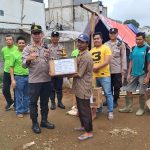 Polsek Pacet dan donatur Perbalindo salurkan bantuan logistik di Desa Cipendawa, Pacet, Cianjur. (Foto: Mul/JabarNews)