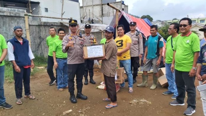 Polsek Pacet dan donatur Perbalindo salurkan bantuan logistik di Desa Cipendawa, Pacet, Cianjur. (Foto: Mul/JabarNews)