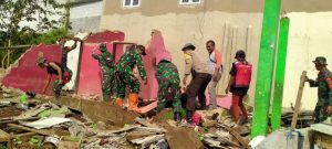 Pasca Gempa, Anggota TNI-Polri Bersama Warga Bersihkan Puing-Puing Rumah Rusak di Nagrak Cianjur
