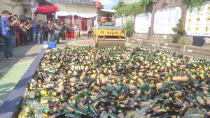 Belasan Ribu Miras dimusnahkan, Ratusan Tersangka Diamankan Polres Cirebon Kota.
