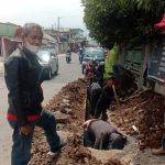 Karyawan PDAM Tirta Mukti cabang Cibeber saat memperbaiki pipa yang bocor. (Foto: PDAM Cibeber)