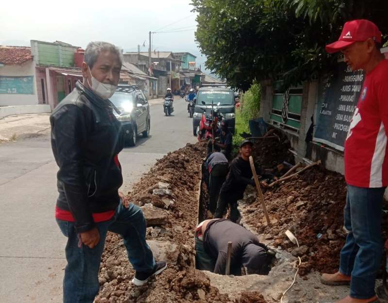 Karyawan PDAM Tirta Mukti cabang Cibeber saat memperbaiki pipa yang bocor. (Foto: PDAM Cibeber)