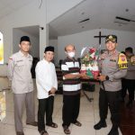 Kapolres bersama Ketua FKUB Cianjur melaksanakan bakti religi dan peninjauan sterilisasi gereja jelang natal 2022-2023.