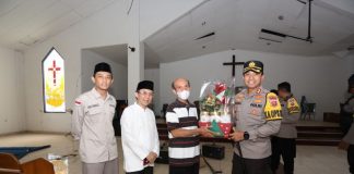 Kapolres bersama Ketua FKUB Cianjur melaksanakan bakti religi dan peninjauan sterilisasi gereja jelang natal 2022-2023.