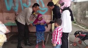 Heroik, Kapolsek Cianjur Bantu Seorang Nenek Terserempet Motor