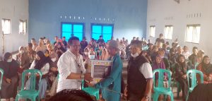 Lansia Kota Tasikmalaya Dapat Bantuan Pengusaha Muda
