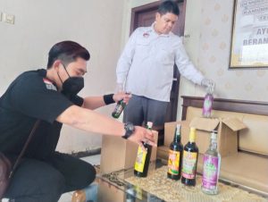 Cipta Kondisi Jelang Nataru, Polisi di Purwakarta Sita Ratusan Botol Miras