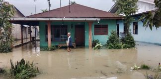 Banjir menerjang kawasan Serdang Bedagai.(ahmad).