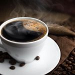 Ilustrasi minum kopi dan dampaknya bagi kesehatan