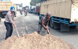 Cegah Kecelakaan, Polres Serdang Bedagai Timbun Lubang Maut di Jalinsum