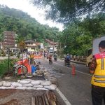 Kondisi Jembatan Cianting setelah diterjang longsor. (Foto: Dok Warga)