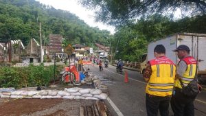 Kondisi Jembatan Cianting setelah diterjang longsor. (Foto: Dok Warga)