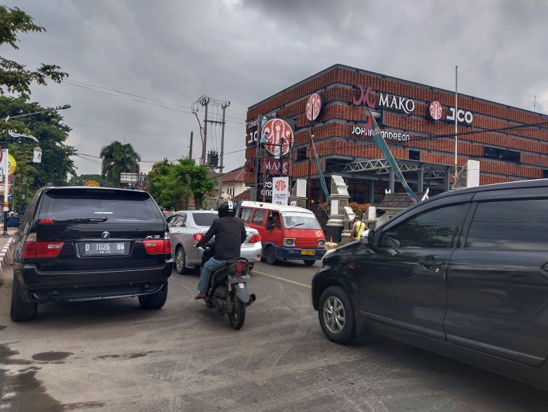 Kondisi jalur di depan J.CO Donuts & Coffee Purwakarta. (Foto: Gin/Jabarnews)