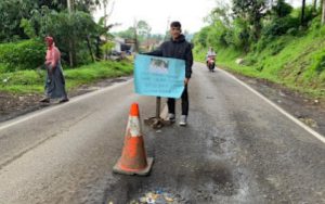 Masih Disoal, Mahasiswa Tobat Pertanyakan Jalan Cibeber-Sukanagara yang Rusak
