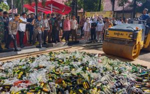 Jelang Nataru, Polres Purwakarta Musnahkan Ribuan Botol Miras