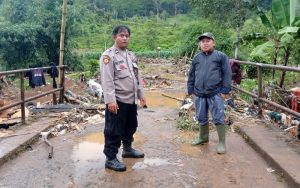 Pasca Banjir dan Longsor, Polisi Kontrol Sampah dan Debit Air di Cimapag Cianjur