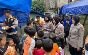 Polwan Polres Purwakarta Terus Lakukan Trauma Healing kepada Para Pengungsi Gempa Cianjur