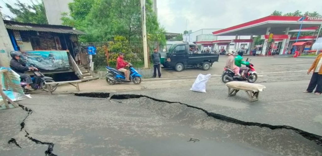 Jalan Cibolerang Amblas, Dugaan Akibat Beban dan Aliran Sungai Masih Diselidiki
