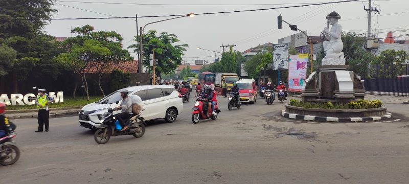 Petugas Satlantas Polres Purwakarta saat melakukan pengaturan lalulintas. (Foto: Dok Polres Purwakarta)