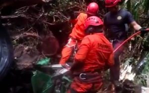 Truk Muatan CPO Terjun Bebas ke Jurang di Karo, Sopir Terjepit